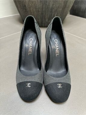 CHANEL Black/Silver Tweed Cap-Toe Pumps, CC Logo embellishment.